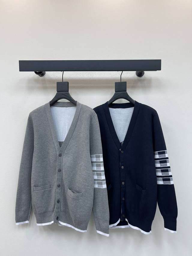 Tb*新款学院风V领后背格子小狗提花针织开衫 拼色四条杠羊毛混纺毛衣五扣开衫 经典四条杠基础风格 年年都穿的经典款 料子采用羊毛混纺 柔软舒适 袖子四条杠针织而