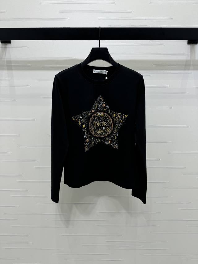 上新原单高端品质 Dio* 2025早秋最新系列！圆领印花长袖T恤！定制原生全棉材质 透气舒适 质感十足 圆领常规长袖T恤裁剪 凸显品牌格调 采用克重纯棉制成