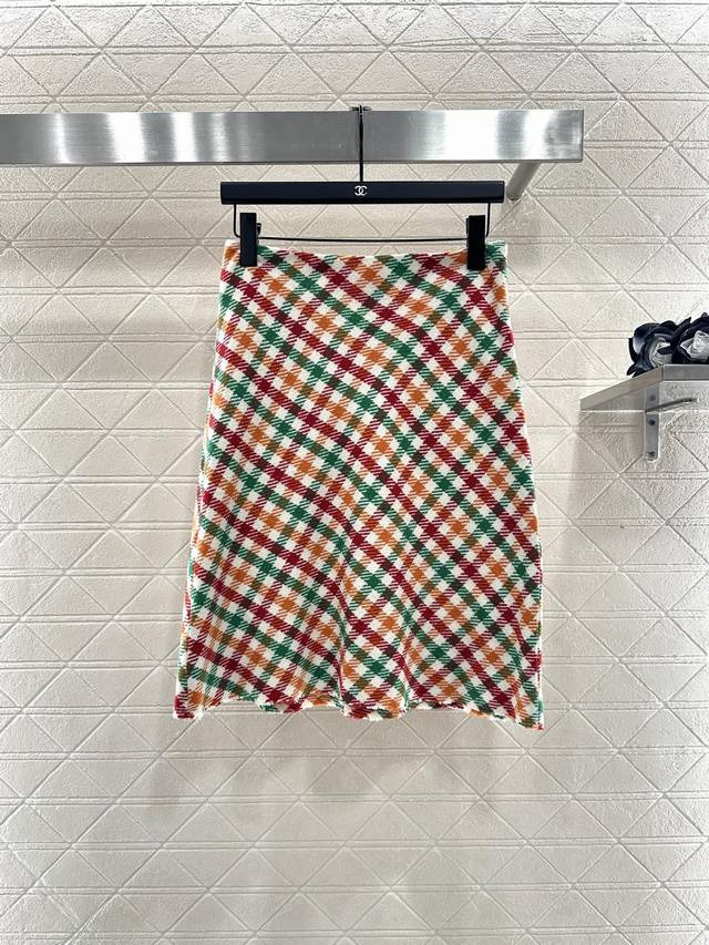 Miumi*2025新品上架 直筒格纹彩色半裙 定制Yb进口羊毛呢材质，通体以白为底色，斜纹红橙白绿四色格纹交织，活泼跳跃尽显青春复古气质，质感上乘，品相十足，