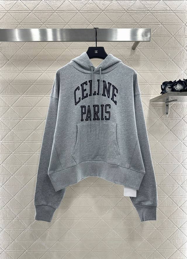 Celin*2025新品上架 连帽字母卫衣 定制Yb原生全棉材质，柔软亲肤，久洗不易变形起球，质感十足，落肩连帽长袖卫衣裁剪，时髦休闲，胸前饰以拱形字母徽标，品