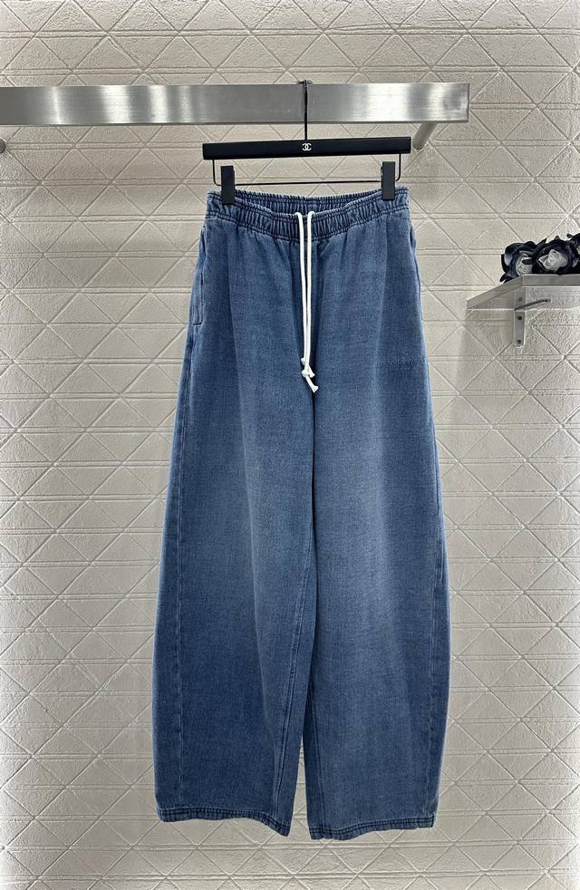 Alexander Wan*2025新品上架 磨绒抽绳弯刀长裤 定制Yb斜纹全棉材质，质感舒适，挺括有型，高腰弹力阔腿弯刀长裤，对称拉链口袋设计，配合抽绳调节松