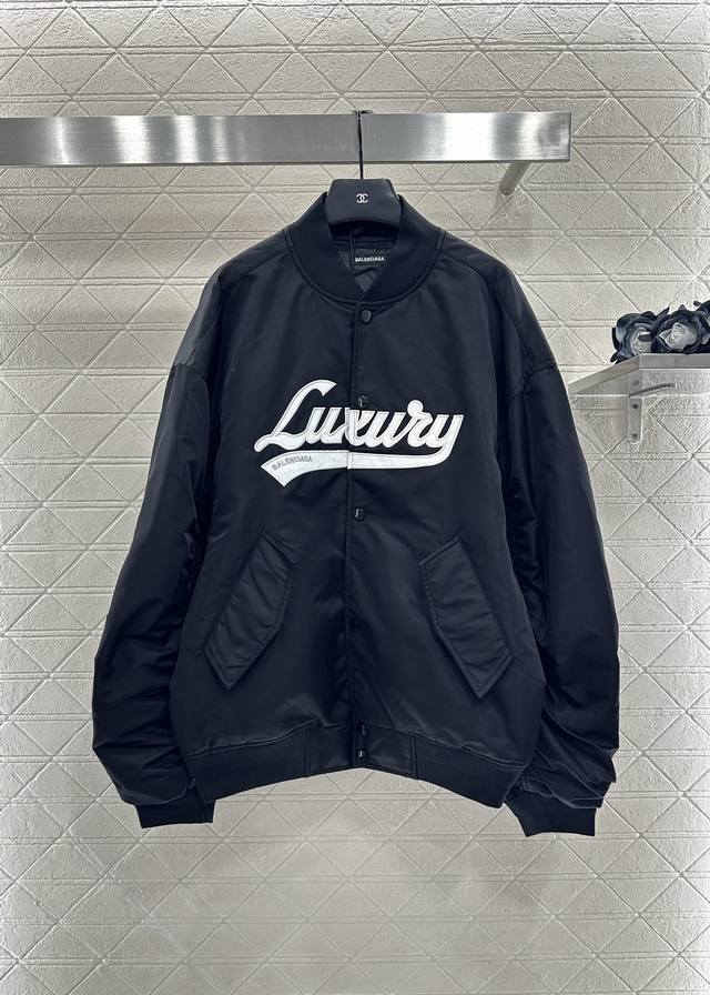 Balenciag*2025新品上架 字母徽标棉服外套 定制Yb进口防风防水尼龙材质，质感高级，品相十足，棒球服外套剪裁，通体以黑色打底，弹力螺纹收窄包边，紧贴