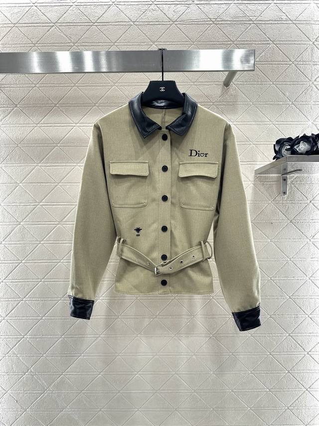 Dio*2025新品上架 翻领拼皮外套长裤套装 定制Yb进口棉纶材质，质感高级，挺括有型，翻领外套搭配长裤套装，皮质翻领与袖口呼应，前襟纽扣开襟本布腰带调节，裁