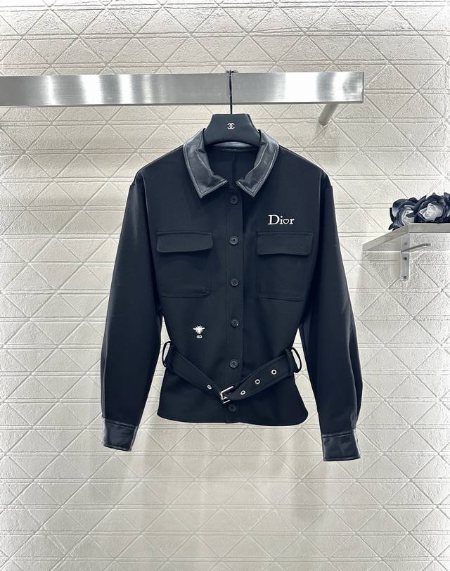 Dio*2025新品上架 翻领拼皮外套长裤套装 定制Yb进口棉纶材质，质感高级，挺括有型，翻领外套搭配长裤套装，皮质翻领与袖口呼应，前襟纽扣开襟本布腰带调节，裁