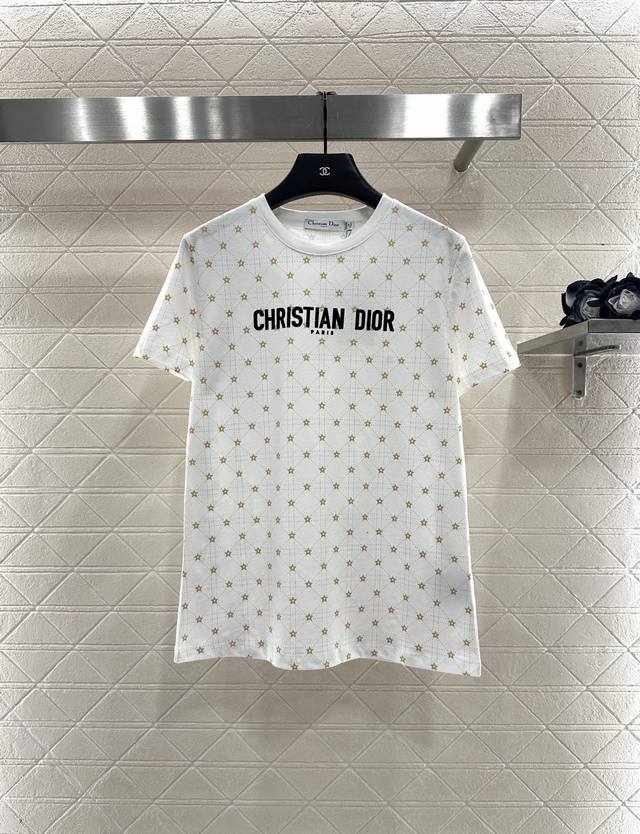 Dio*2025新品上架 腾格纹五角星 定制Yb丝光全棉材质，透气舒适，质感十足，常规短袖T恤裁剪，凸显品牌格调，采用克重纯棉制成，垂坠感十足。呈现显瘦视觉效果