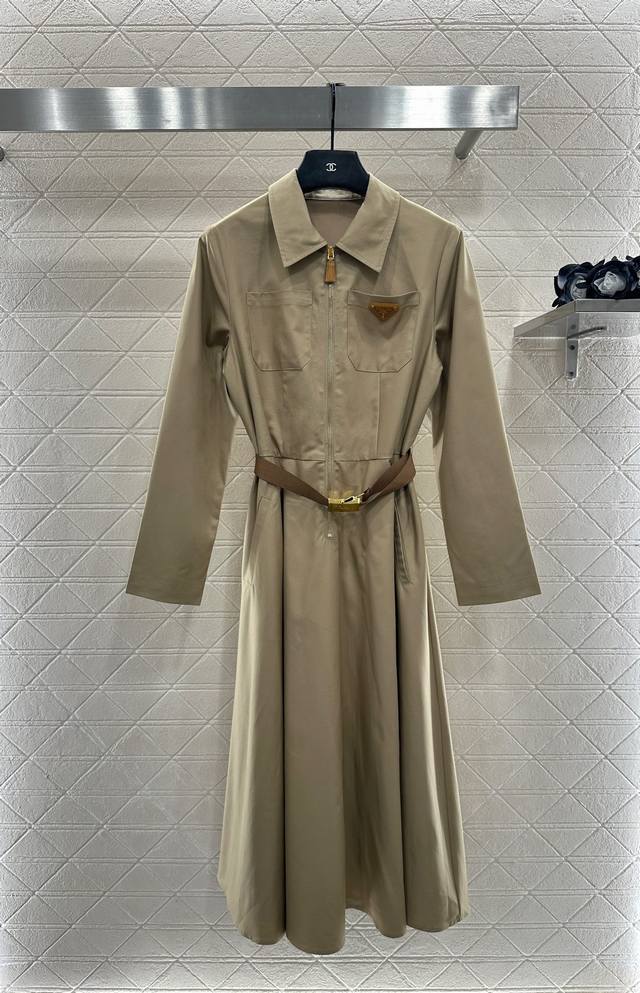 prad*2025新品上架 翻领腰带连衣裙 定制Yb进口人丝材质，质感透气，垂顺舒适，翻领连衣裙版型，拉链半开襟，通体素色简约耐看，立体腰身裁剪，腰带调节搭配伞