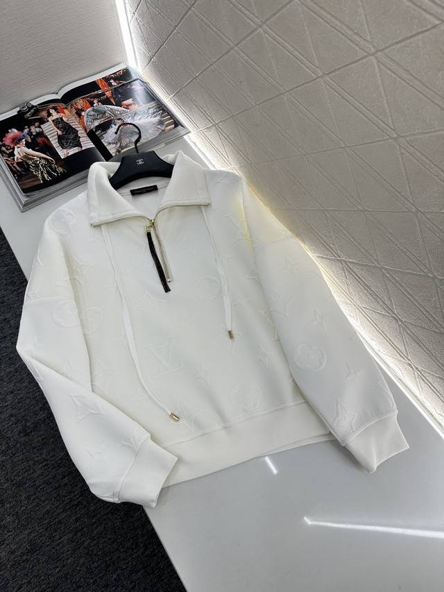 Louis Vuitto*2025新品上架 压花半开襟卫衣 定制Yb进口压花材质，柔软亲肤，穿搭时髦，翻领立领两穿长袖卫衣裁剪，时髦休闲，胸前拉链半开襟设计，随