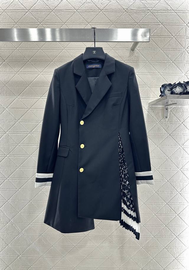 Louis Vuitto*2025新品上架 腰带拼接不规则西服 定制Yb精纺羊毛材质，剪裁高级，挺括有型，斜襟扣翻领开襟外套，立体裁剪，收腰外扩微A下摆不规则拼