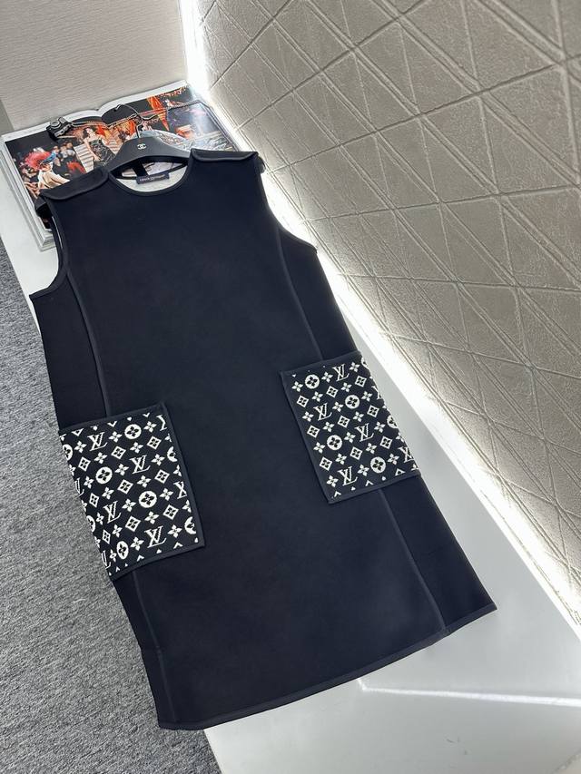 Louis Vuitto*2025新品上架 提花拼接口袋背心裙 定制Yb进口棉纶混纺材质，复合工艺处理，质感光泽，厚度舒适，背心裙剪裁，通体素色利用捆边轮廓线凸