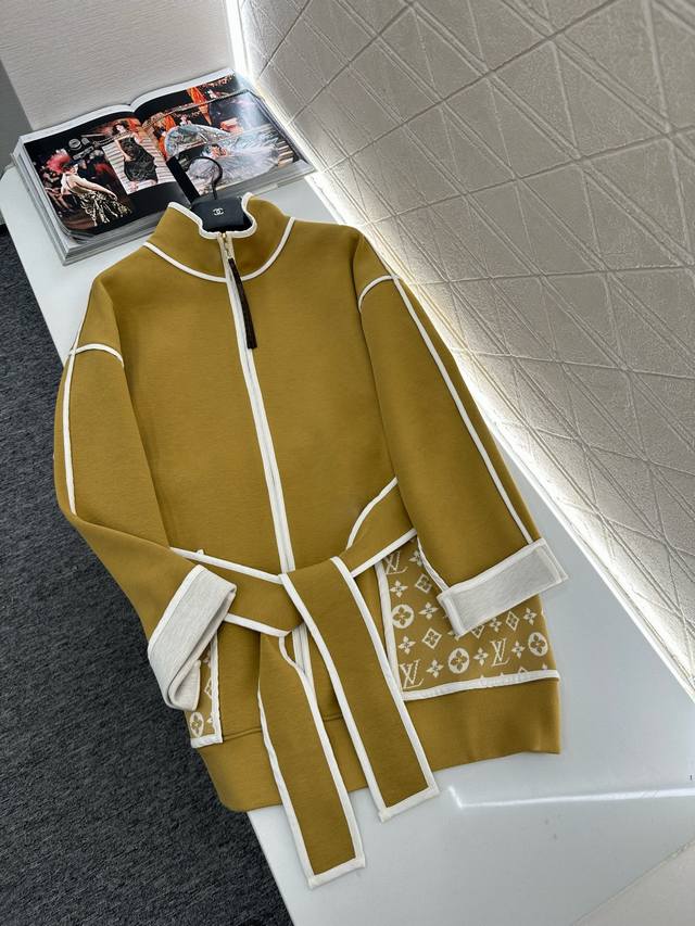 Louis Vuitto*2025新品上架 翻领提花腰带大衣外套 定制Yb棉纶混纺材质，复合工艺处理，质感光泽，厚度舒适，翻领中长款大衣外套裁剪，时髦休闲，大身