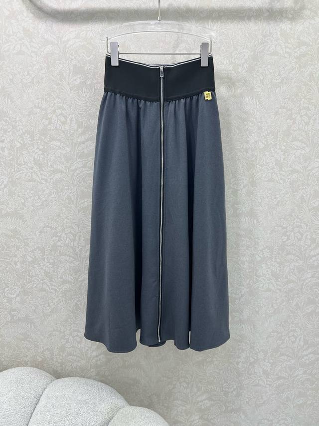 Alexand*R Wang大王22早秋新品大王家纯色高腰织带半裙，不可多得的半裙一条，腰头以Aw字母金属装饰 后腰字母弹力织带 买到真的是宝藏的感觉，流畅的版