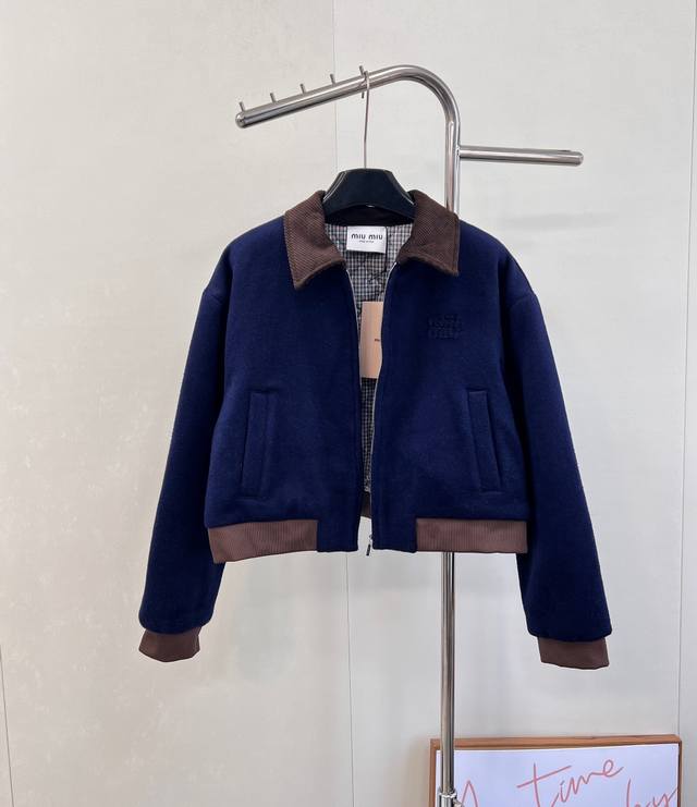 Miumiu25Fw早秋新款毛呢翻领羊毛混纺短款夹克外套，定制毛呢面料内里拼接撞色格纹，胸口搭配定制贴布刺绣字母工艺修饰时髦必备单品 ！打破传统外套刻板印象 ，