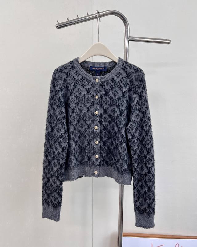 Louis Vuitton 提花老花羊毛羊绒针织开衫 老花Logo高级时尚 面料摸起来软软糯糯！ 圆领长袖开衫 领口袖口颜色收边与衣摆相呼应 单排开模刻襟扣 彰