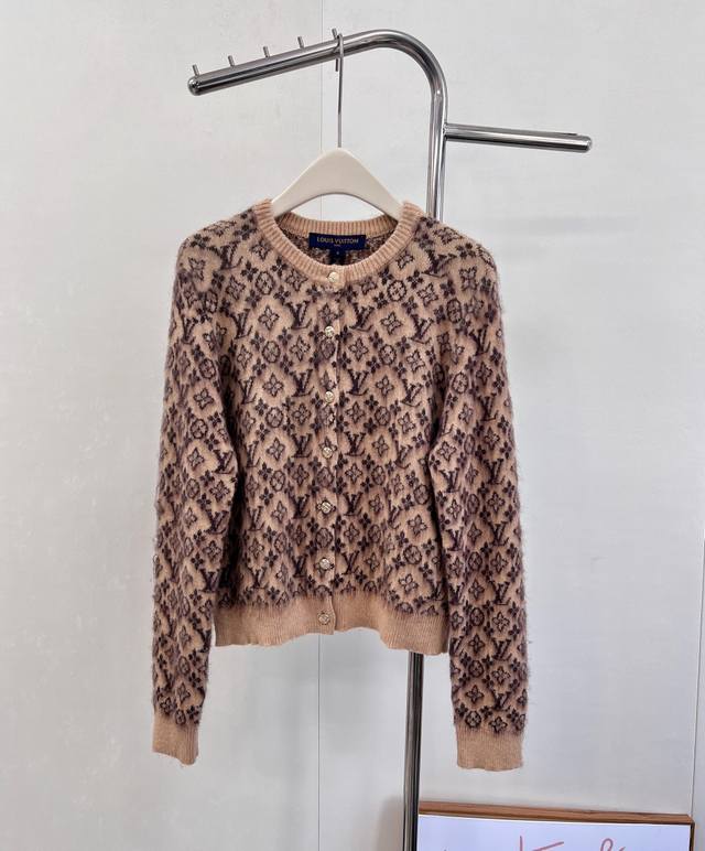 Louis Vuitton 提花老花羊毛羊绒针织开衫 老花Logo高级时尚 面料摸起来软软糯糯！ 圆领长袖开衫 领口袖口颜色收边与衣摆相呼应 单排开模刻襟扣 彰