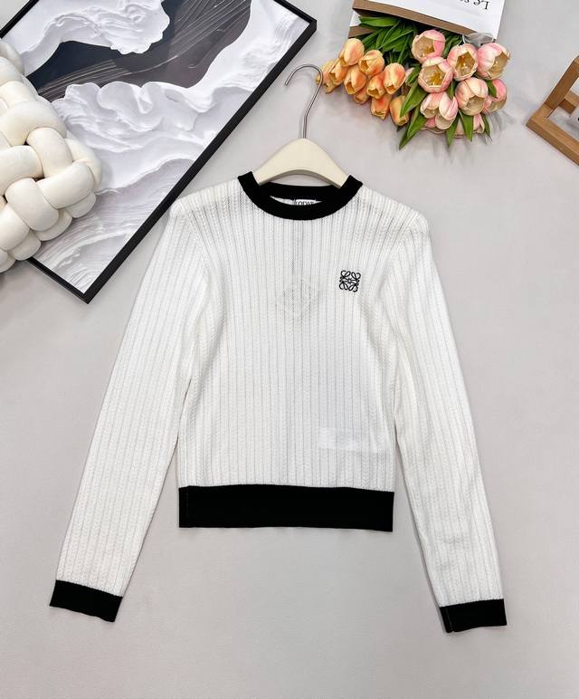 Loewe新款撞色长袖针织，衣橱里总要有一件罗意威！这款撞色针织衫，设计独具匠心。黑白撞色边饰，勾勒利落线条，打破单调，瞬间抓住眼球。胸口精致的罗意威刺绣Log