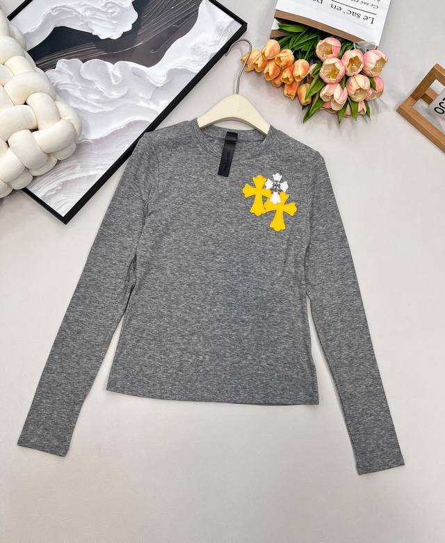 Chrome Hearts2025新款修身皮标十字架打底衫，定制Yb进口天丝羊毛材质，质感舒适，弹力十足，修身圆领打底裁剪，胸口单侧位置点缀立体撞色十字架图腾徽