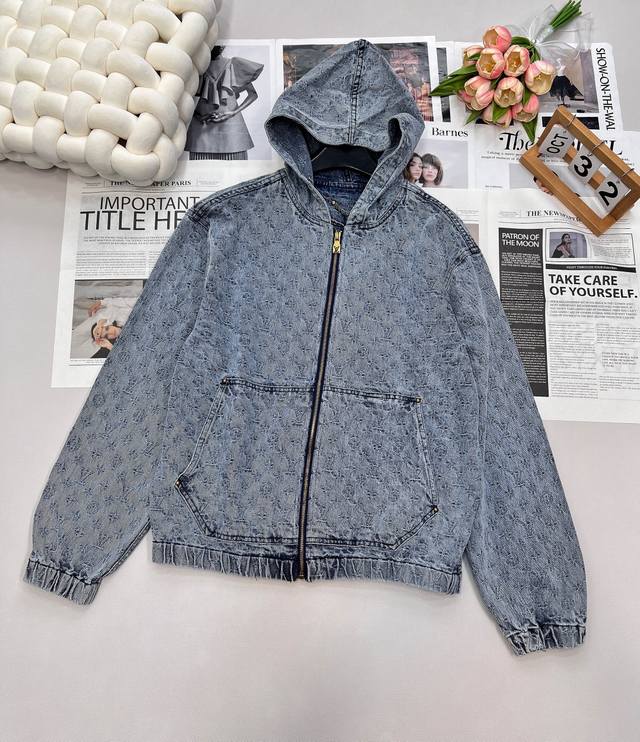 Louis Vuitton25Fw早秋新款老花提花牛仔连帽外套丨独家高版出品！采用牛仔布缝制，满印Monogram提花图案，缔造夺目出众的造型。 男女同款 强烈