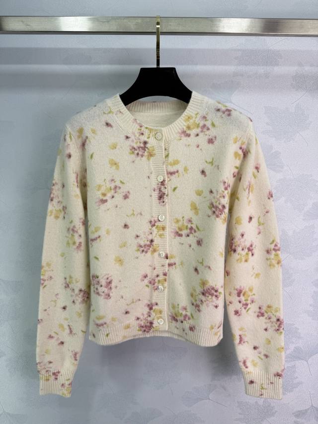 pr*权志龙同款25秋冬新品 艺术感碎花主题印花针织小开衫 定制Yb羊毛纱线织造 细腻柔软 弹力十足 精致圆领短袖版型 袖口和领边条纹相呼应 细节满分 大身碎花