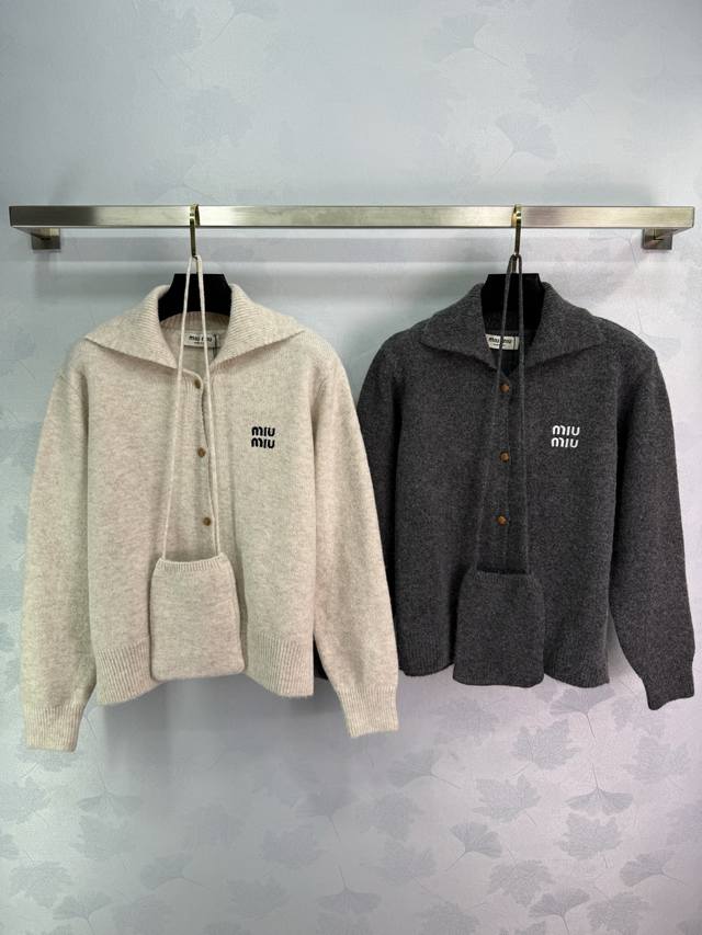 Miu*25秋冬新款纯色翻领针织开衫 胸前Logo刺绣设计 单排扣开衫款式 面料是优质羊毛混纺 手感柔软舒适 针织工艺精致 搭配背包装饰 减龄必备单品！2色3码
