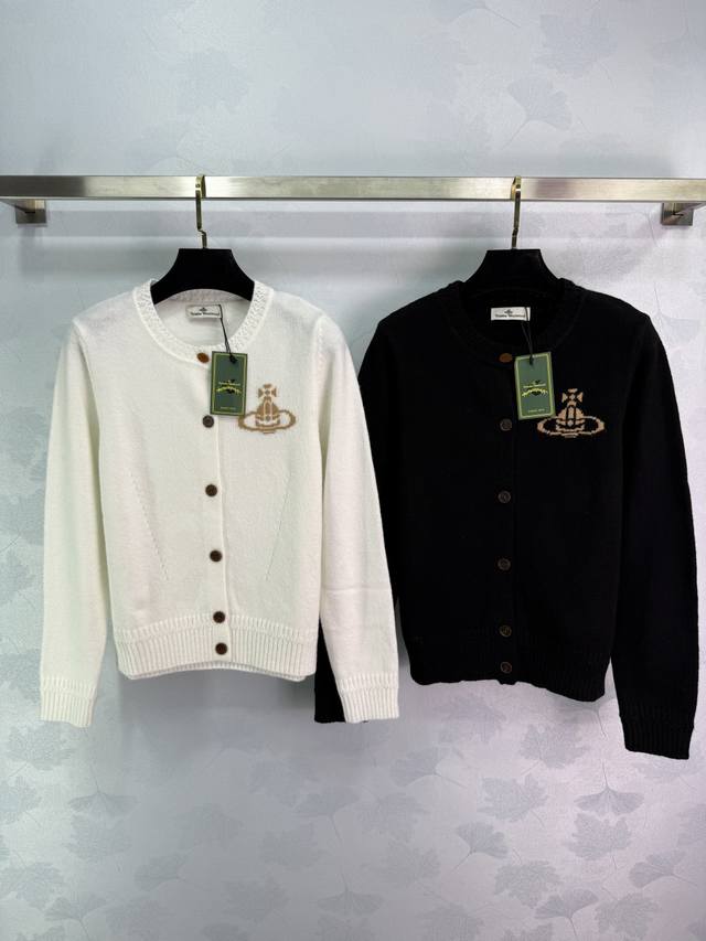 西太*2025早秋新款土星圆领长袖开衫！定制羊毛纱线织造 质感高级 舒适柔软 圆领长袖开衫剪裁 突出温柔气质 胸前土星标识装饰 彰显品牌调性 常规版型穿搭愈发高