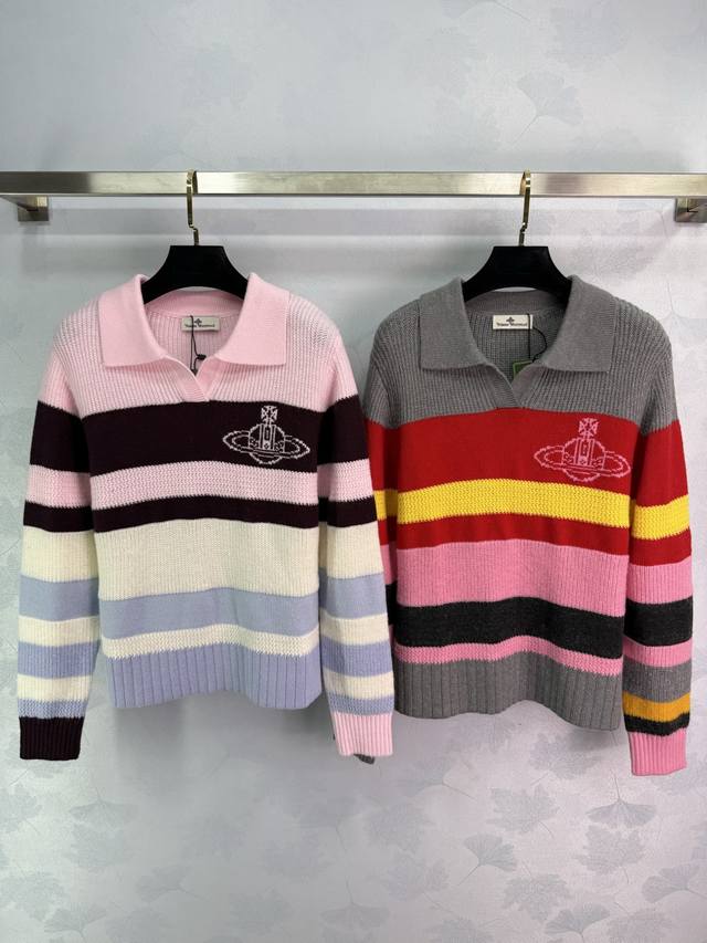 西太*2025早秋新款撞色翻领长袖毛衣！定制羊毛混纺纱线织造 质感高级舒适 V字翻领针织长袖剪裁 胸前土星微标提花图案设计 彰显品牌个性 凸显穿搭高级感 通体多