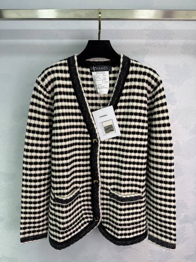 Ch* 2025早秋新款条纹V领针织长袖开衫！定制羊毛针织材质 肌理感明显 V领针织开衫剪裁 大身条纹撞色 交织丝线闪耀如星 前襟袖口饰以撞色轮廓包边 搭配定制