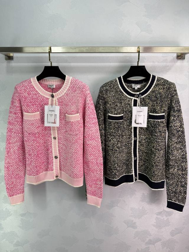 Ch*2025早秋新款撞色针织圆领开衫 进口定制特殊混合纱线工艺 几种颜色的羊毛纱线交织在一起 香奶奶的经典纱线 配送5号胸针贵气十足 显瘦百搭的版型 领袖口下