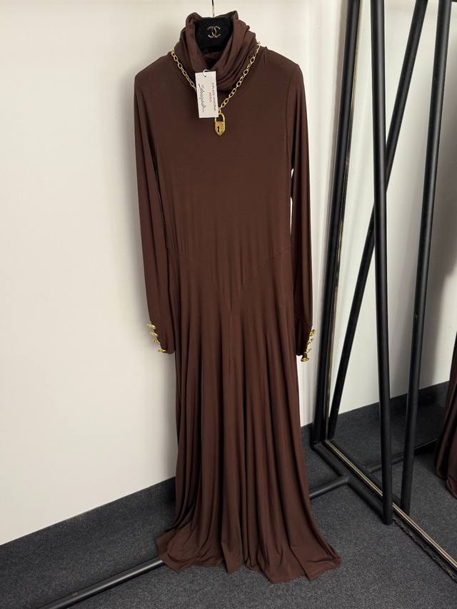 款号20255821 Schiaparelli*新款 定制金色蜗牛袖扣 收腰大摆秋冬百搭高领套指长袖连衣裙 打底长裙，配金锁项链，咖色，黑色，S-Xl， S码；