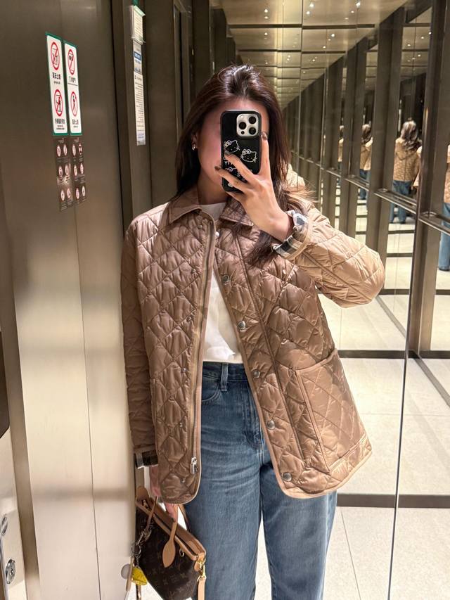 Burb*Rry 25Fw秋冬新款 经典菱格棉服外套丨独家Yb开发！高版出品！以百年格纹基因与创新廓形设计，极简主义的偏爱，袖口内侧露出经典格纹，举手投足间流露