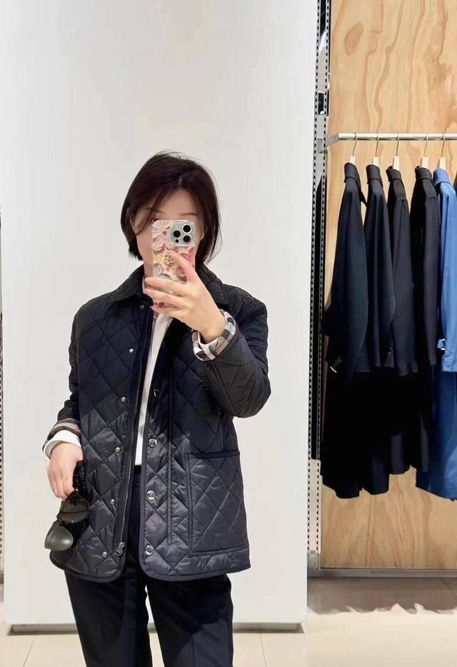 Burb*Rry 25Fw秋冬新款 经典菱格棉服外套丨独家Yb开发！高版出品！以百年格纹基因与创新廓形设计，极简主义的偏爱，袖口内侧露出经典格纹，举手投足间流露