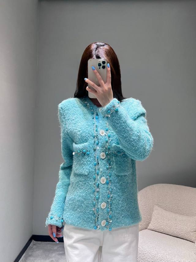 小香Chan**L2025Fw高级中古系列 羊毛针织开衫中古系列又一力作！1:1顶级Fk，独家首发；整件最亮眼的设计：银色链条串起 Turquoise 绿松石色