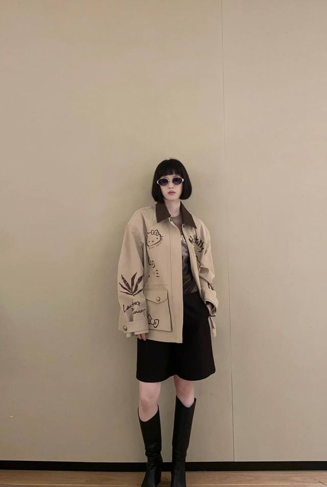 Rev*N 25Fw早秋新款 Hello Kitty联名巴恩风涂鸦样式外套丨独家高版出品！以卡其色为主色调，搭配可可棕撞色翻领，融合了巴恩风的复古工装感与Hel