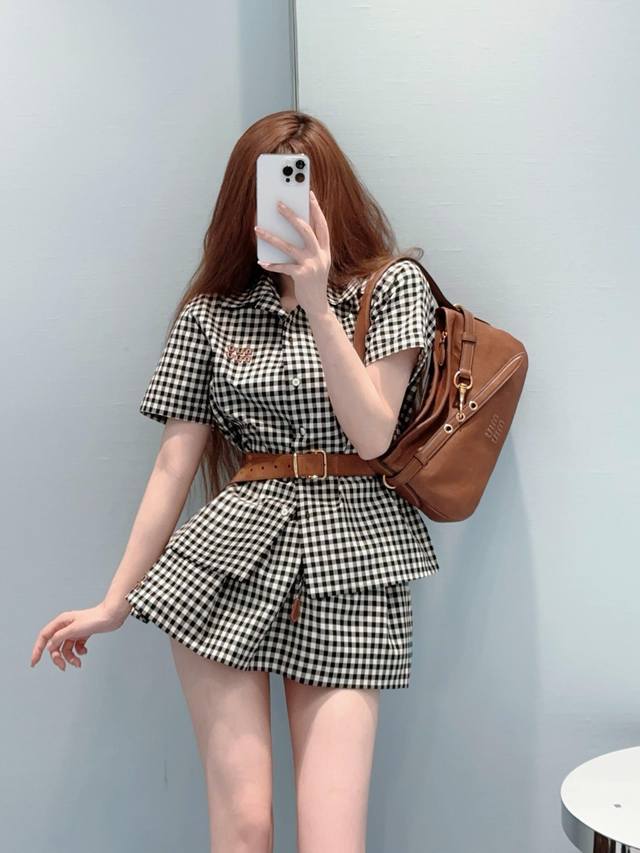 Miumi* 25Ss春夏新款 黑白小格子短袖衬衫丨独家Yb开发！高版出品！定制轻薄色织格子棉布面料，平整细腻布面，亲肤透气不易皱，质感超好！格子控的夏日半袖衬