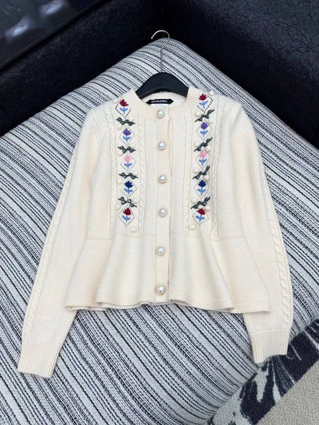 爆款现货 原单品质 Chan*｜25中古系列重工手工钩花裙摆式圆领外套 独家订制纱线 ，珍珠纽扣，设计高级又时髦！1:1订制重工面辅料，增添时尚格调，纯欲系搭配