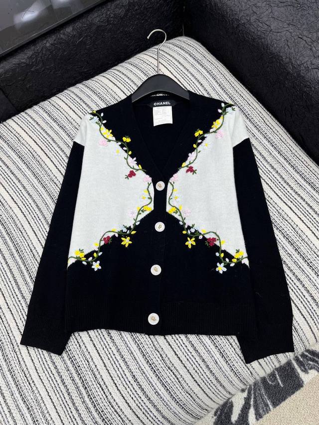 爆款现货 原单品质 Chan*｜25中古系列重工手工钩花V领外套 独家订制纱线 ，设计高级又时髦！1:1订制重工面辅料，增添时尚格调，纯欲系搭配和谐，百搭王炸款