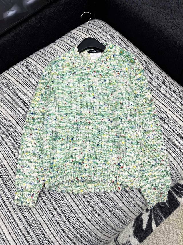 爆款现货 原单品质 Chan*｜25中古系列重工手工宝石扣圆领毛衣 独家订制纱线 ，设计高级又时髦！1:1订制重工面辅料，增添时尚格调，纯欲系搭配和谐，百搭王炸