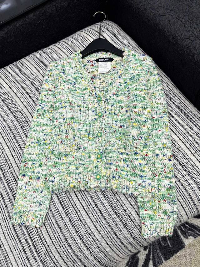 爆款现货 原单品质 Chan*｜25中古系列重工手工宝石扣V领外套 独家订制纱线 ，设计高级又时髦！1:1订制重工面辅料，增添时尚格调，纯欲系搭配和谐，百搭王炸