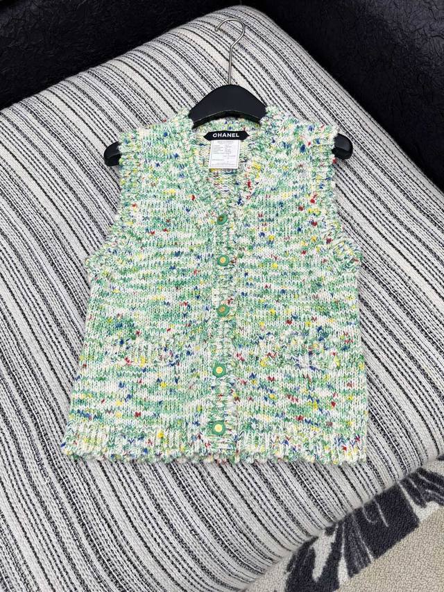 爆款现货 原单品质 Chan*｜25中古系列重工手工宝石扣V领背心外套 独家订制纱线 ，设计高级又时髦！1:1订制重工面辅料，增添时尚格调，纯欲系搭配和谐，百搭
