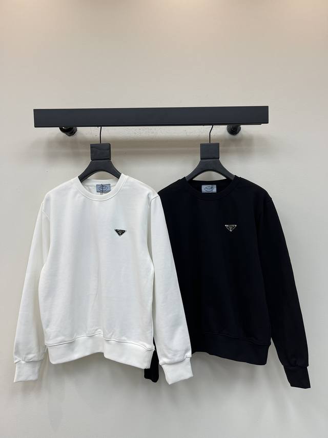 prad*25早秋新款经典倒三角铁标圆领卫衣。进口450克纯棉牛肚面料，经典版型宽松百搭不挑人。彰显减龄青春活力气息，日常休闲推荐。Sml Aa.