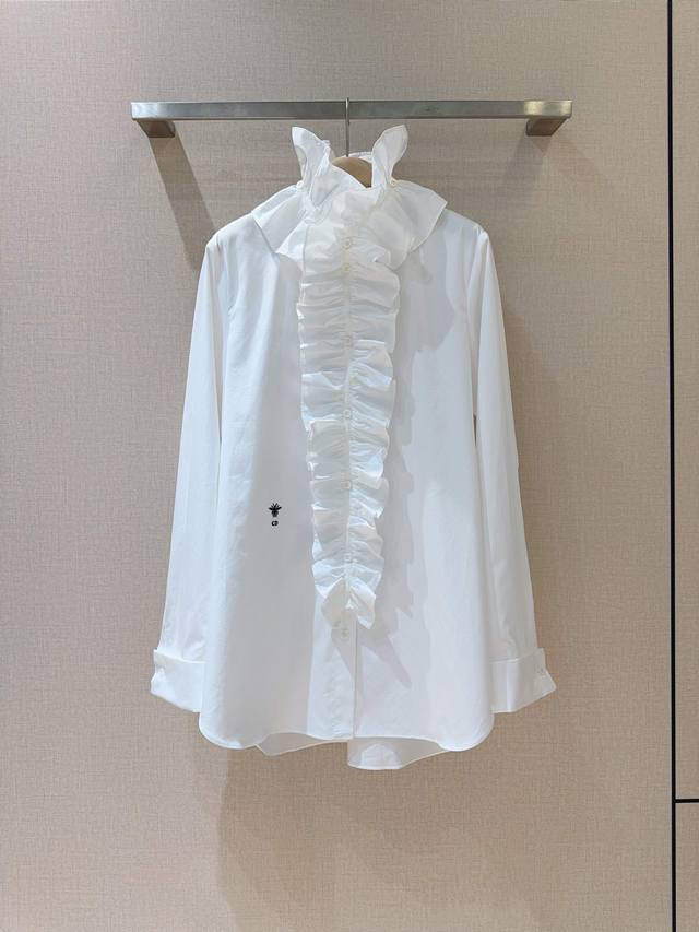 Dio*R 2025 新品 时尚单品 极简精梳府绸棉小立领衬衣、自带清冷松弛感。 金典小刺绣藏着巧思，搭配同色系褶皱可拆卸飘带，可盐可甜，日常通勤或轻法式氛围都
