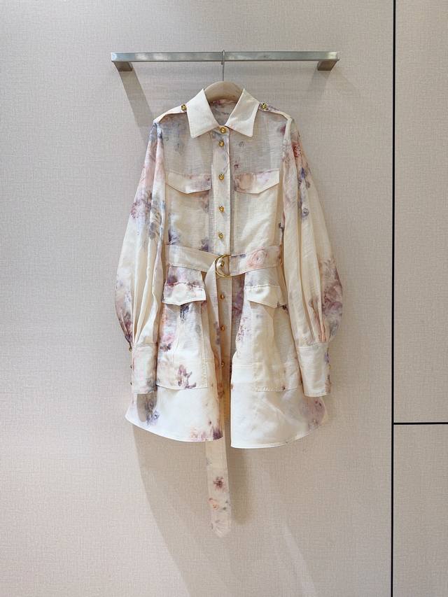Zimmerm*A*N*N新品推荐 衬衫式花卉印花图案连衣裙，它采用了衬衫的金典领型与门襟设计，选用了桑蚕丝亚麻面料制成。 经典领和灯笼袖，加长袖口设计，前襟、