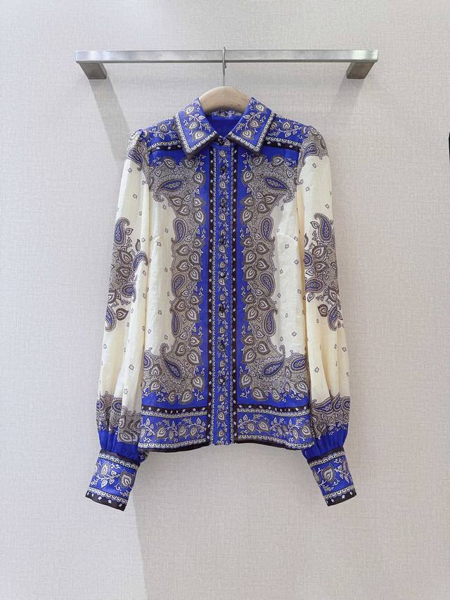 Z*I*M*M灯笼袖新款衬衫 紫色佩斯利花纹图案，选用苎麻面料制成，采用经典领和灯笼长袖，前中采用纽扣门襟设计，袖口缩褶处理，点缀纽扣细节，诠释了优雅复古的时尚