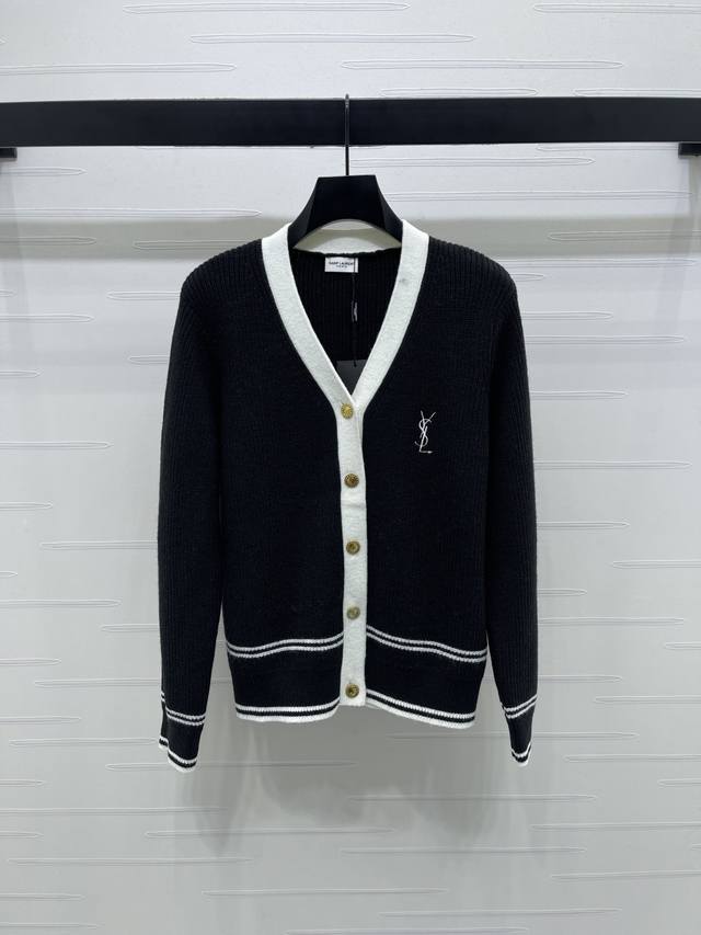 上新原单高端品质 Ysl* 2025早秋最新系列！V领针织开衫！定制羊毛纱线织造 质感光泽 柔软亲肤 常规V领开衫外套版型 肌理坑条显瘦不失时尚感 领口延伸至前