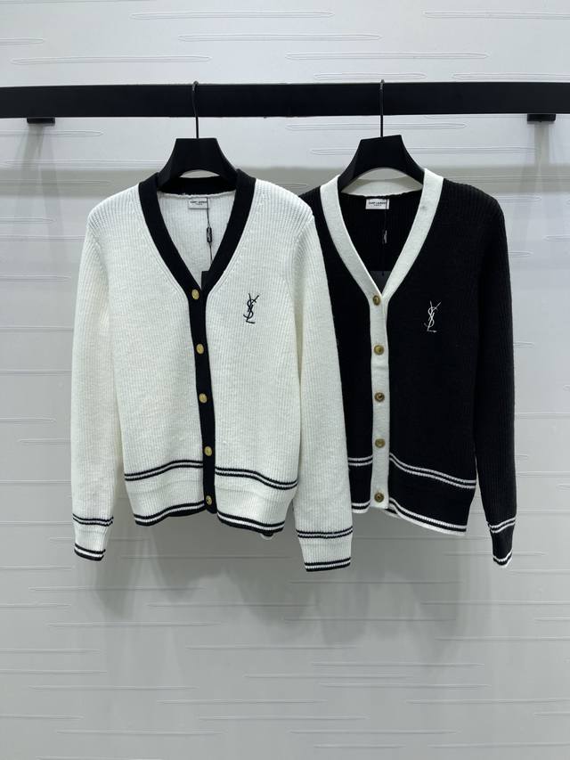 上新原单高端品质 Ysl* 2025早秋最新系列！V领针织开衫！定制羊毛纱线织造 质感光泽 柔软亲肤 常规V领开衫外套版型 肌理坑条显瘦不失时尚感 领口延伸至前