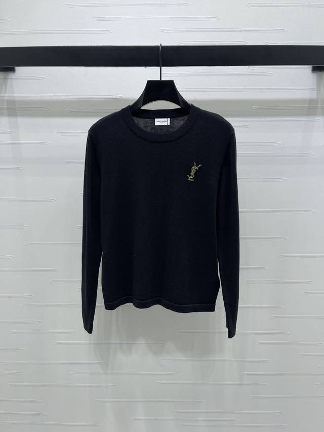 上新原单高端品质 Ysl* 2025早秋最新系列！圆领针织打底衫！定制羊毛纱线织造 柔软舒适 洋气显瘦 圆领针织长袖剪裁 胸前标志性五金字母徽标 品牌高级格调拉