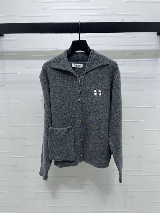 上新原单高端品质 Miumi*2025早秋最新系列！翻领针织长袖开衫！定制羊毛纱线织造 质感高级 舒适柔软 翻领开衫版型 开襟纽扣搭配包边螺纹竖坑条肌理 更贴合