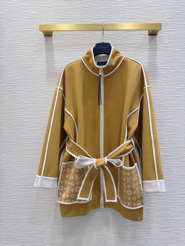Louis Vuitto*2025Fw最新时尚外套 经典又有型 自带气场 面料质感很奈斯 时髦又高级 颜色超级正 上身显白又显瘦 自带酷帅感的系列 走路都带风上