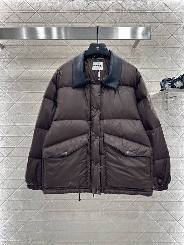 Miumi*2025新品上架 真皮领拼接羽绒外套 定制Yb防风防水尼龙材质，白鸭绒填充内里，整件轻盈保暖，小羊皮翻领设计与大身面料形成拼接碰撞，设计感拉满。外套