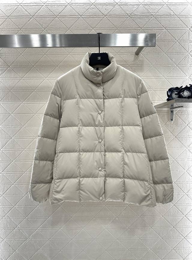 Moncle*2025新品上架 长方压纹立领羽绒服 定制Yb防风防水尼龙材质，白鹅绒填充内里，整件轻盈保暖，立领可翻两穿设计，飒爽御寒实用性拉满。外套采用长方压