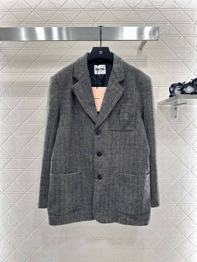 Miumi*2025新品上架 翻领格纹口袋西装外套 定制Yb进口精纺羊毛材质，质感光泽，垂感更强，毛呢品相高级，翻领正肩西装版型，通体灰色系格纹满铺，配合翻盖口